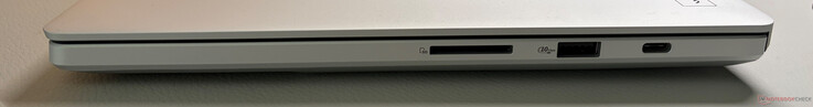 Sağ taraf: SD kart okuyucu (UHS-II), USB-A 3.2 Gen 2 (10 GBit/s), USB-C 3.2 Gen 2 (10 GBit/s, DisplayPort ALT Modu 2.1, Power Delivery 3.0)