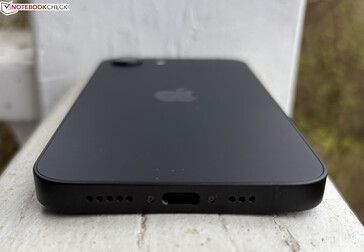 Alt: mikrofonlar, USB-C 2.0, hoparlörler