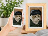 AI tarafından oluşturulan bir evcil hayvan portresini gösteren Bigme dijital fotoğraf çerçevesi