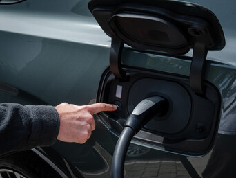 2026'nın dördüncü çeyreğinden itibaren, kompakt EX30 gibi tamamen elektrikli Volvo modellerinin sürücüleri, doğrudan Volvo'nun kendi akıllı telefon uygulaması aracılığıyla Avrupa genelinde 20.000'den fazla Tesla Supercharger'ı kullanabilecekler