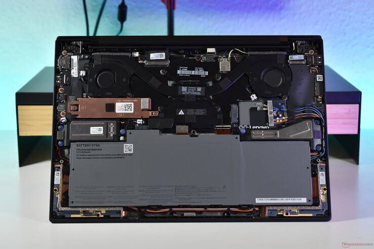 Lenovo ThinkPad X1 Carbon Gen 13: 5G/WWAN antenli alüminyum versiyon.