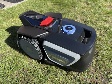 Sunseeker V1 çimlerin kenarına doğru ilerliyor...