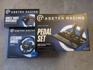 Asetek Initium Racing Bundle perakende ambalajı.