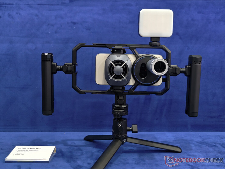 Vivo X300 Pro, X300 Ultra'nın kamera kafesinin içinde.