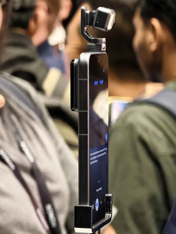 Honor Robot Phone 3 eksenli gimbal kamera kullanım için konuşlandırıldı.