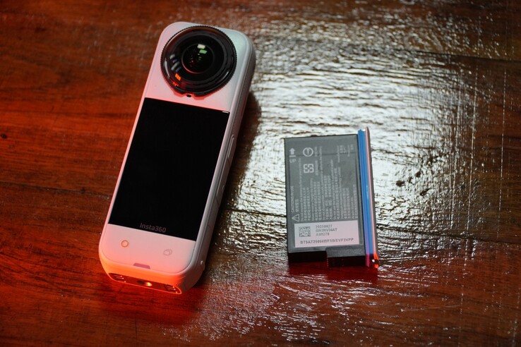 Insta360 X5 2.400 mAh bataryaya sahiptir (Görsel kaynağı: Abhinav Fating/Notebookcheck)