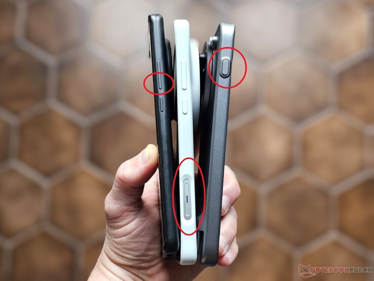 Üç Vivo nesli, üç kamera kısayolu: Soldan sağa doğru: Vivo X100 Pro, Vivo X200 Ultra, Vivo X300 Pro (180 derece döndürülmüş)