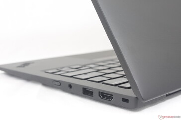 Klavye ve clickpad dahil tüm dizüstü bilgisayar yüzeyi parmak izi mıknatısıdır