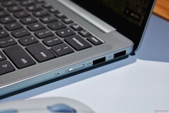 Lenovo IdeaPad Vibe: Sağ taraftaki bağlantı noktaları.