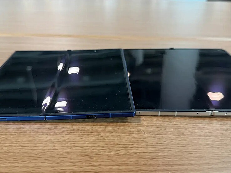 Galaxy Z Fold 7 (solda) Oppo Find N6'nın (sağda) yanında.