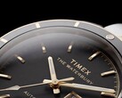 Siyah kadranlı Timex Waterbury Heritage Automatic saatin, kesikli ışıklı ibrelerini, saat işaretlerini, gün-tarih göstergesini ve siyah çerçevesini gösteren yakın çekim görüntüsü.