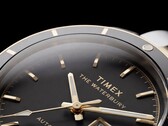 Siyah kadranlı Timex Waterbury Heritage Automatic saatin, kesikli ışıklı ibrelerini, saat işaretlerini, gün-tarih göstergesini ve siyah çerçevesini gösteren yakın çekim görüntüsü.