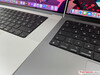 MacBook Pro 16 2021 (solda) ve MacBook Pro 14 2021 (sağda)