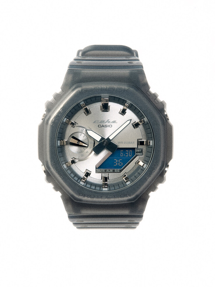 GA-2100, fırçalanmış gümüş renkli kadranını yarı saydam dumanlı gri renkli çerçeve ve kayışla birleştirerek kendine özgü bir retro-fütürist görünüm sunuyor.
