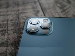 Bir akıllı telefon kamera dizisinin yakından görünümü