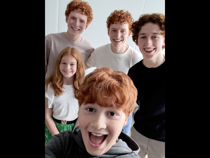 Resimde: Weasley oyuncuları Tristan Harland (Fred Weasley), Gabriel Harland (George Weasley), Ruari Spooner (Percy Weasley), Gracie Cochrane (Ginny Weasley) ve Alastair Stout (Ron Weasley) yeni Harry Potter serisinde.