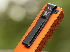 Olight ArkPro Ultra'nın arka kısmında sağlam bir metal klips bulunur.