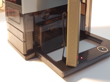 Durum ışıkları el fenerlerinin arkasına gizlenmiştir. (Resim kaynağı: Notebookcheck)