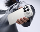 Redmi K100 Pro Max, Sound by Bose teknolojisine sahip 2.1 kanallı hoparlör sistemine sahiptir. Resimde: Telefonun arka tarafını gösteren bir tanıtım fotoğrafı.