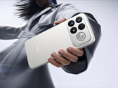 Redmi K100 Pro Max, Sound by Bose teknolojisine sahip 2.1 kanallı hoparlör sistemine sahiptir. Resimde: Telefonun arka tarafını gösteren bir tanıtım fotoğrafı.