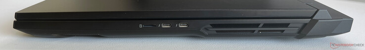 Sağ: microSD kart okuyucu, Thunderbolt 5 ile 2x USB-C 4.0 (80 GBit/s, DisplayPort 2.1, 1x Power Delivery)