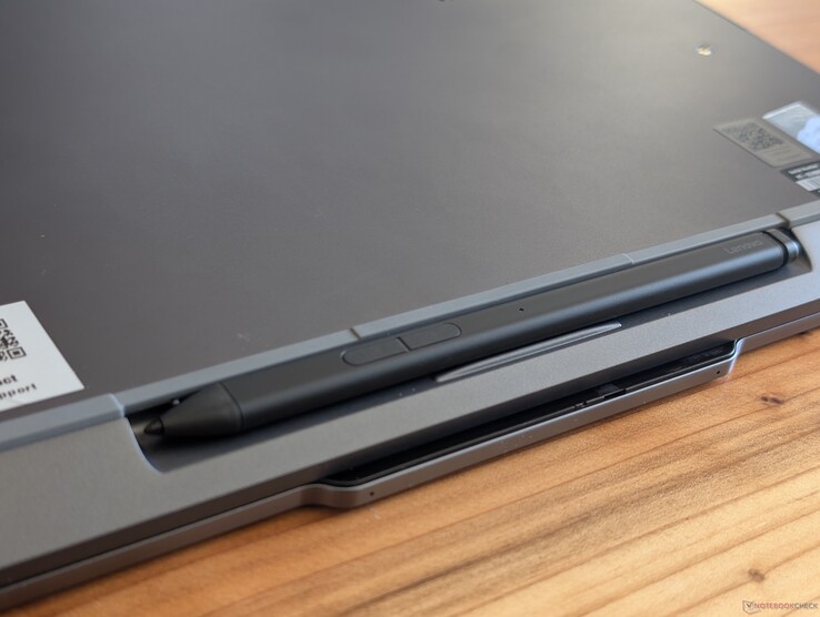 Slim Pen 2, kalem yuvasına sıkıca ve neredeyse yüzeyle aynı hizada oturur