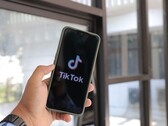 TikTok logosunu gösteren bir akıllı telefon