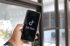 TikTok logosunu gösteren bir akıllı telefon