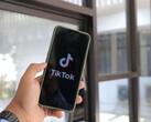TikTok logosunu gösteren bir akıllı telefon
