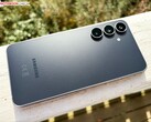 Resimde görülen Samsung Galaxy S25 FE'nin halef modelinde tasarım açısından çok az değişiklik olması bekleniyor.