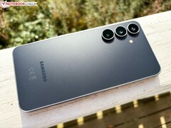 Resimde görülen Samsung Galaxy S25 FE'nin halef modelinde tasarım açısından çok az değişiklik olması bekleniyor.