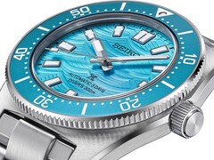 Seiko Prospex 1965 Heritage Diver saatinin mavi kadranı, tarih göstergesi, ışıklı ibreleri ve işaretleri ile paslanmaz çelik kasasını gösteren yakın çekim.