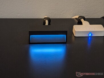 RGB ışığı beyaza ayarlanmış, parlaklığı %50 olan 8K alıcı.