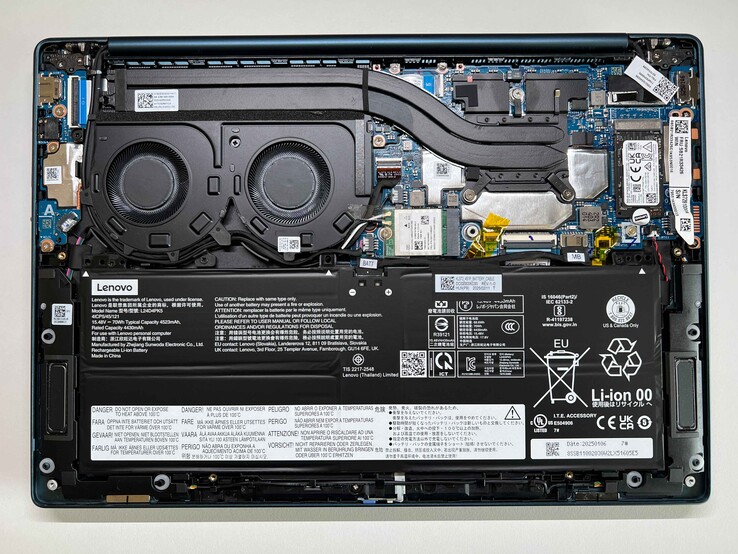 Karşılaştırma amacıyla Yoga Slim 7 14AKP G10. Her iki model de dış görünüş olarak aynı olsa da, iç yapılarında bazı farklılıklar bulunmaktadır