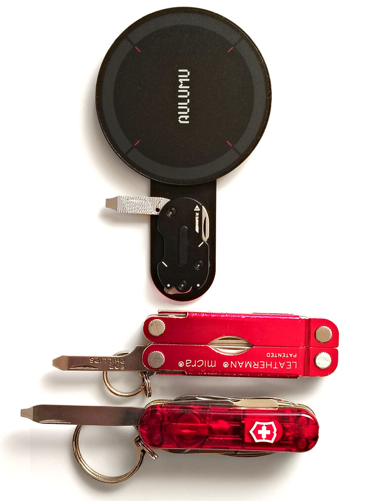 Leatherman ve İsviçre Ordu bıçaklarıyla karşılaştırıldığında.
