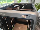 Üstünde ve ön tarafında bir cam panel bulunmaktadır