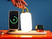 DailyObjects şarj cihazı taşınabilir bir lambayı da şarj edebilir.