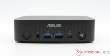 Ön taraf: Güç düğmesi, 3,5 mm combo ses, 2x USB TypeA 10Gbps, USB TypeC 10Gbps, Copilot Kısayol düğmesi