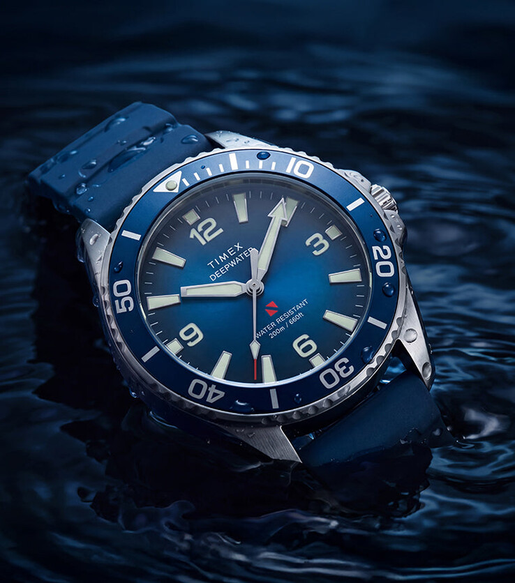 Mavi degrade kadranı ve uyumlu mavi HNBR kauçuk kayışıyla Timex Deepwater Arctic 200, suya kısmen batırılmış halde fotoğraflanmış.