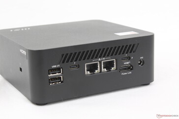 Arka: 2x USB-A 2.0, USB-C Thunderbolt 4 w/ DisplayPort 2.1 + Güç Dağıtımı (15 W), 2x RJ-45 (2,5 Gbps), USB-C Thunderbolt 4 w/ DisplayPort 2.1 + Güç Dağıtımı (100 W), HDMI 2.1 w/ MSI Power Link, AC adaptörü
