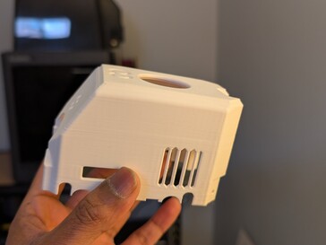 Sol üst kenarda, yapı plakasının üzerindeki tarafta eğrilme.