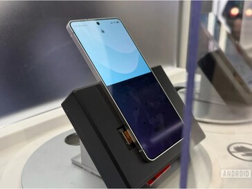 Ekranın yarısını engelleyen Gizlilik Ekranının daha yeni bir sürümüne sahip bir Samsung Galaxy telefonu.