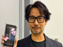 Hideo Kojima telefonunda bir Physint posteri gösteriyor