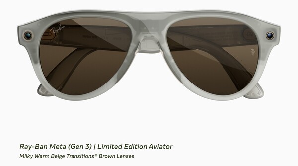 Süt beyazı sıcak bej çerçeveye ve geçişli kahverengi camlara sahip Ray-Ban Meta (3. Nesil) Sınırlı Sürüm Aviator.