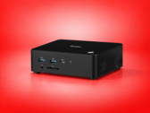 Ön USB bağlantı noktaları, bir USB-C bağlantı noktası, bir SD kart okuyucu ve yan havalandırmaya sahip iiyama mini PC.