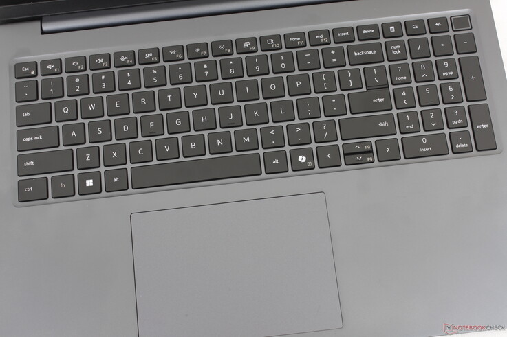 Dell Pro 7 14 ile benzer klavye ve tuş tepkisi, ancak daha büyük bir tıklama paneli (13 x 9 cm) ve entegre sayısal tuş takımı
