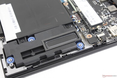 Ön köşelere yakın dört hoparlör ve arkaya yakın iki hoparlör daha