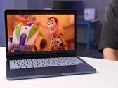 MacBook Neo alüminyum kaplamalı ve 1,23 kg (2,7 lbs.) ağırlığında.