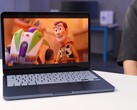 MacBook Neo alüminyum kaplamalı ve 1,23 kg (2,7 lbs.) ağırlığında.