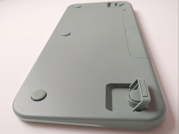 Büyük kauçuk pedler klavyenin kaymasını önler. (Resim kaynağı: Notebookcheck.net)